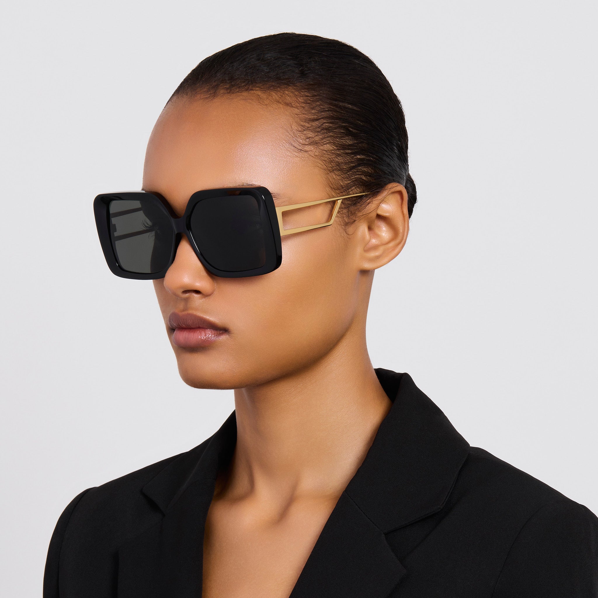 Macy Vista Temple Sunglasses in Black