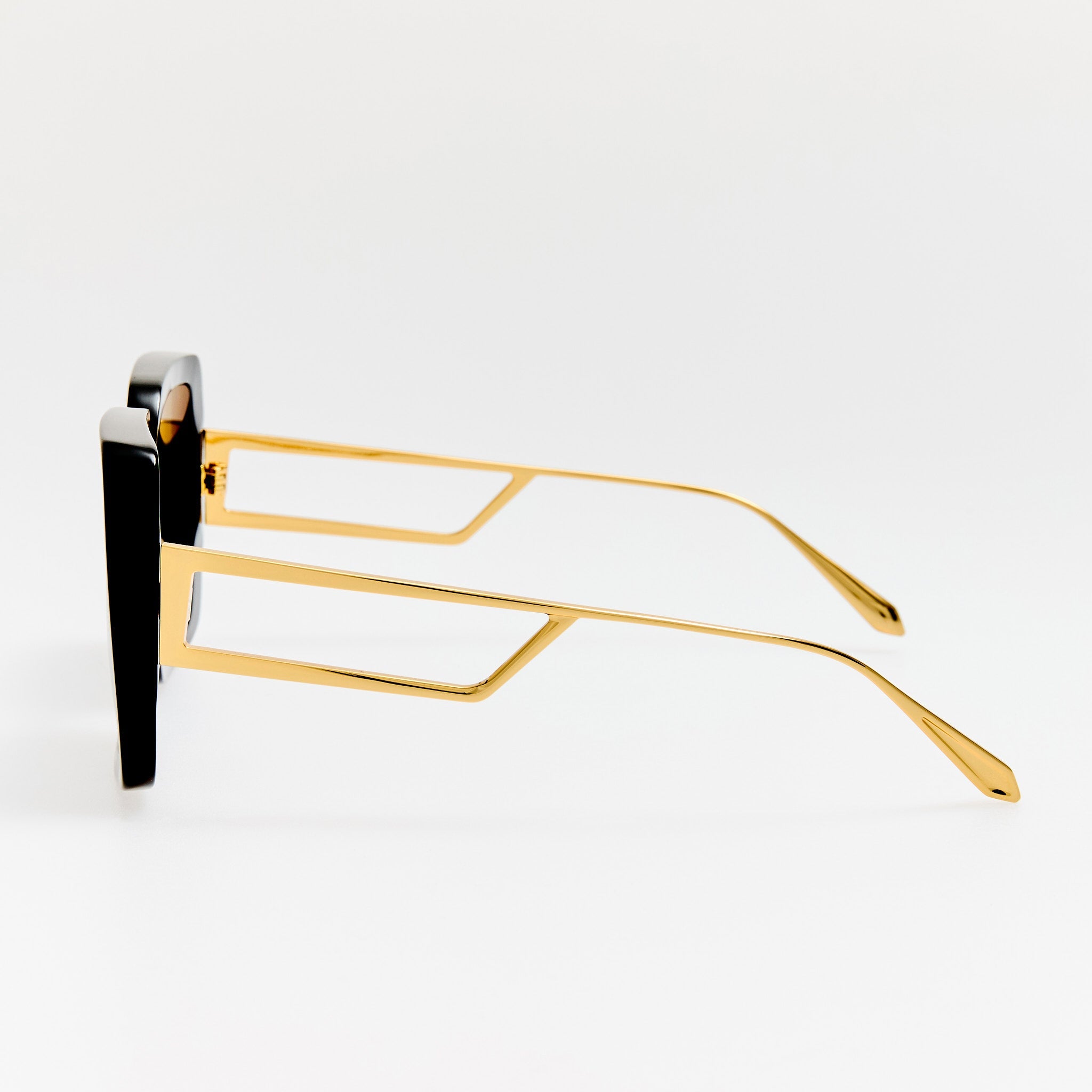 Macy Vista Temple Sunglasses in Black