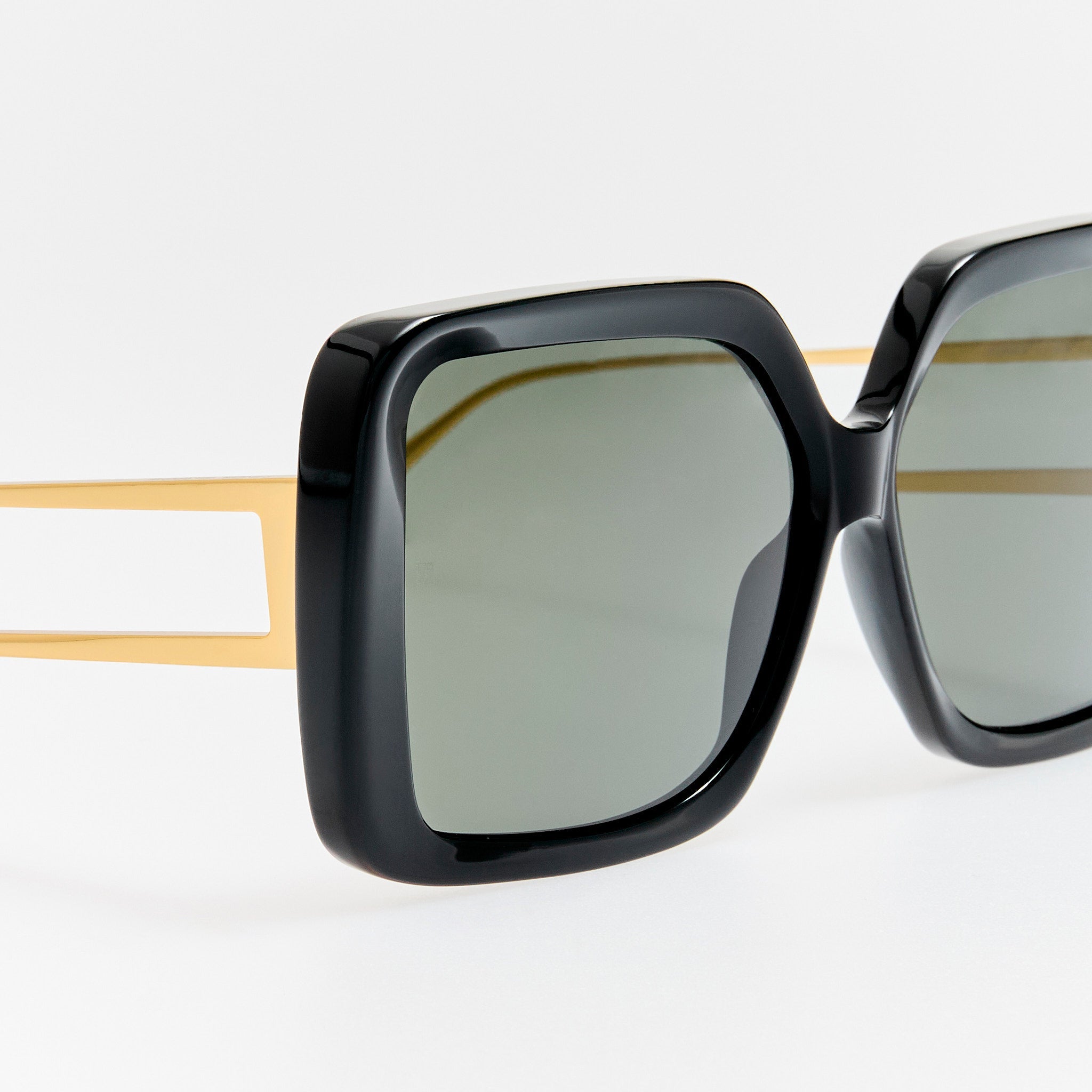 Macy Vista Temple Sunglasses in Black