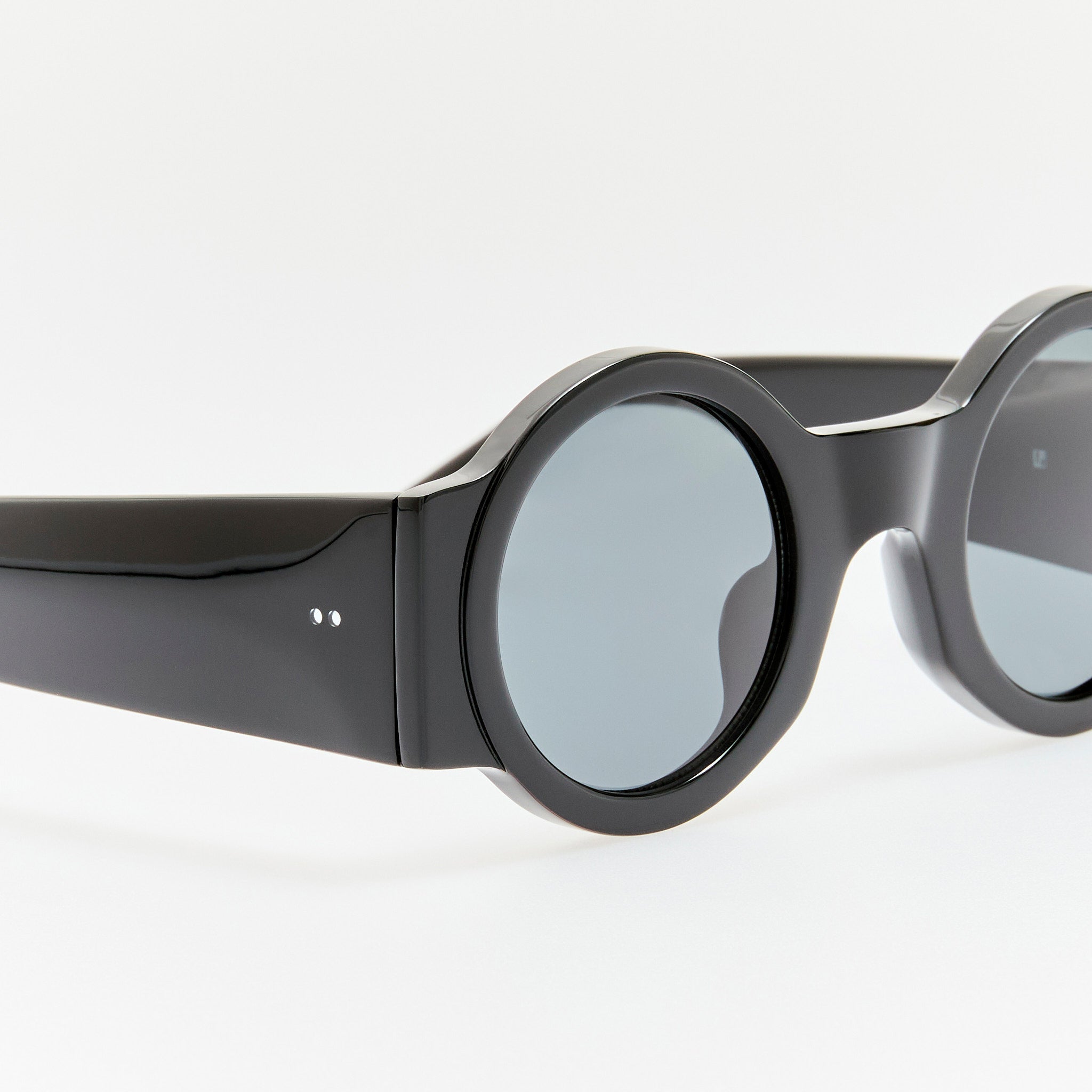 Round Sunglasses in Black - LINDA FARROW - Sunglasses -