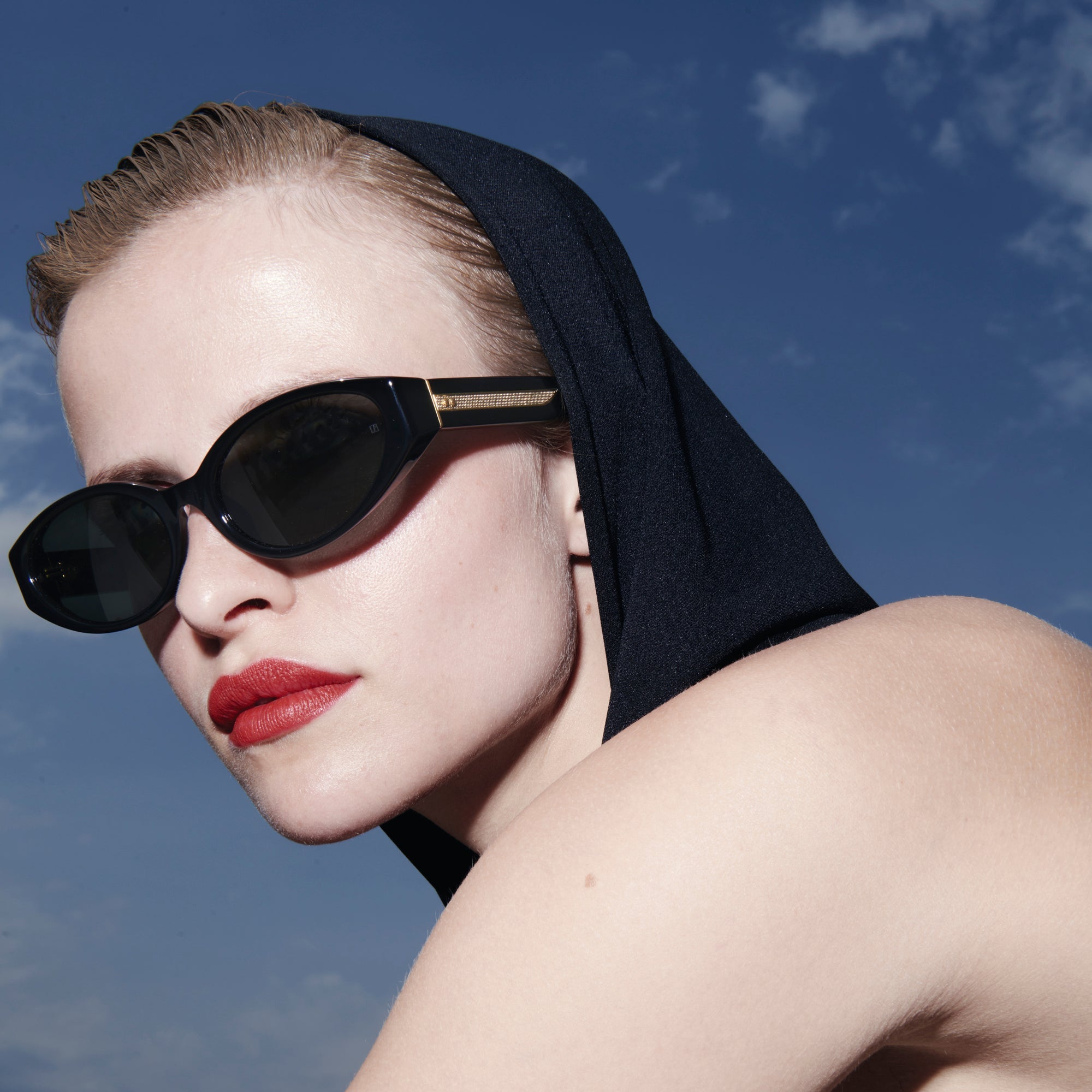 Lyra Oval Sunglasses in Black